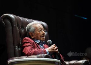 TUN Dr Mahathir Mohamad ketika menceritakan perjalanan hidup beliau pada Majlis Hi-Tea Ulang Tahun ke-100 Tun Dr Mahathir Mohamad & Penghargaan NGO. FOTO Aswadi Alias